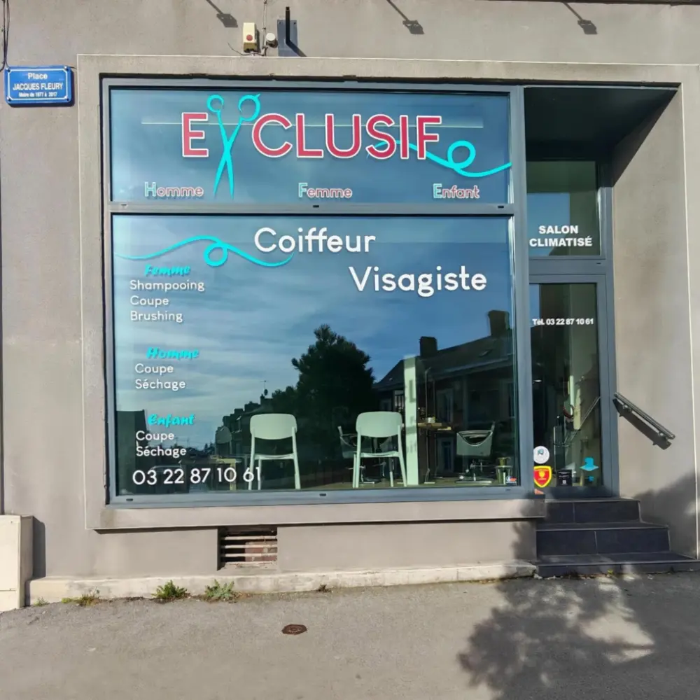 vitrine-du-salon-de-coiffure vitrine-du-salon-de-coiffure